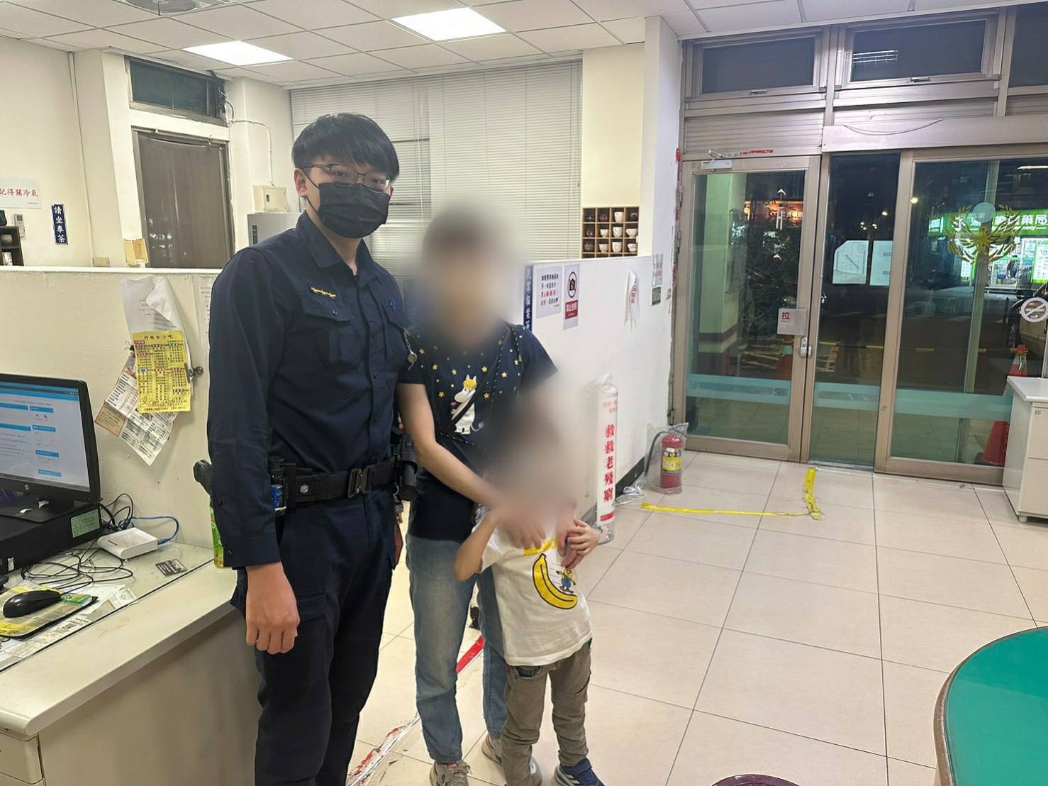 警員林義凱細心安撫男童情緒並提供零食耐心地詢問男童。（記者徐煜勝翻攝）