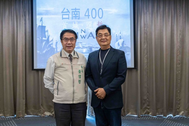 圖片說明：後援會會長，同時也是國家指定人間國寶陳啟村（右）發起黃偉哲台南藝文後援會，與巿長黃偉哲（左）合影。（圖/黃偉哲競總提供）