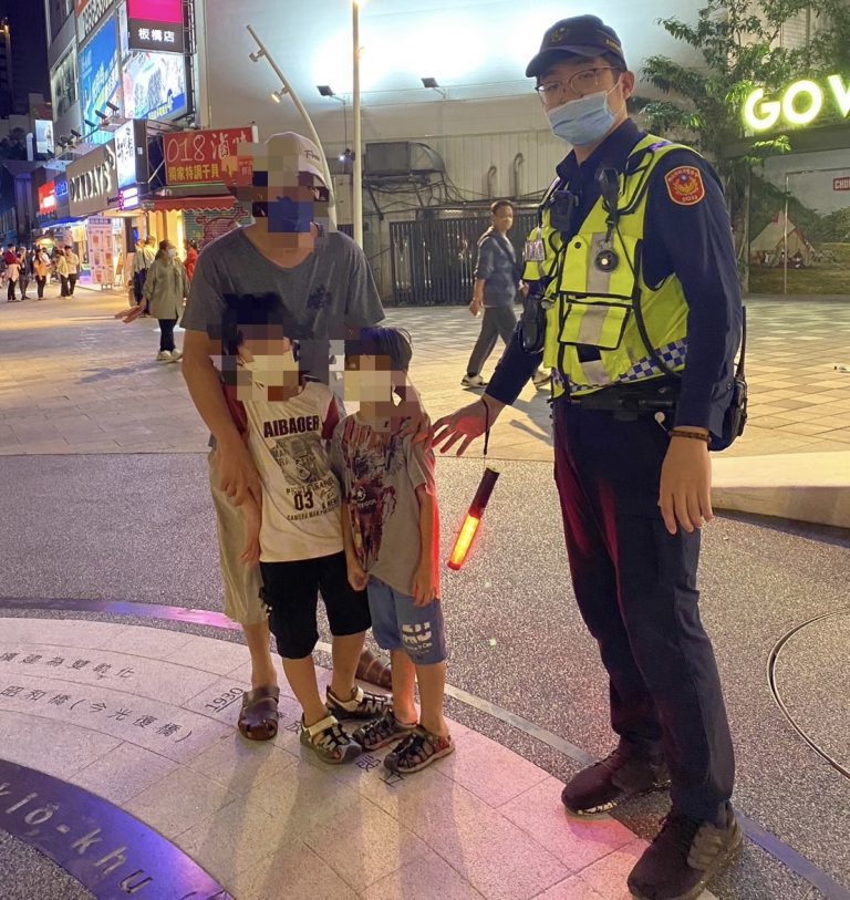 圖片說明：員警徐良諭火速尋回走失孩童。（記者戴昱弘翻攝）