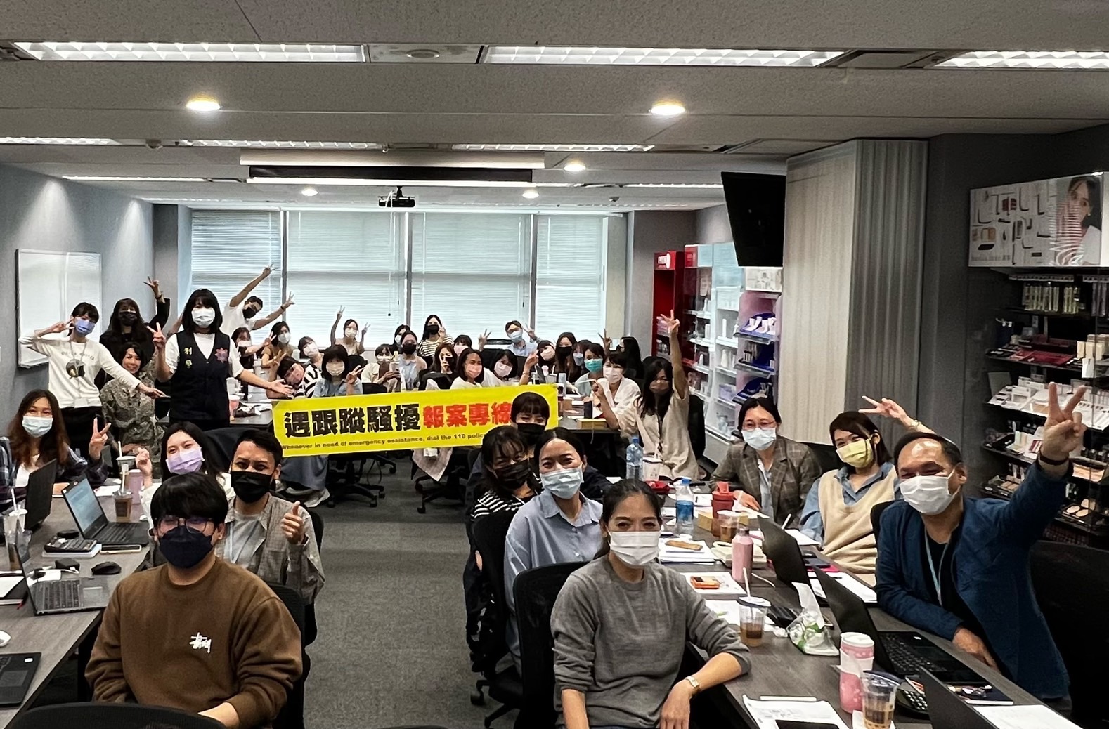 圖片說明：111年11月11日婦幼隊員警至台灣鐘紡化粧品公司教授反跟騷蒐證技巧。（記者楊國域翻攝）