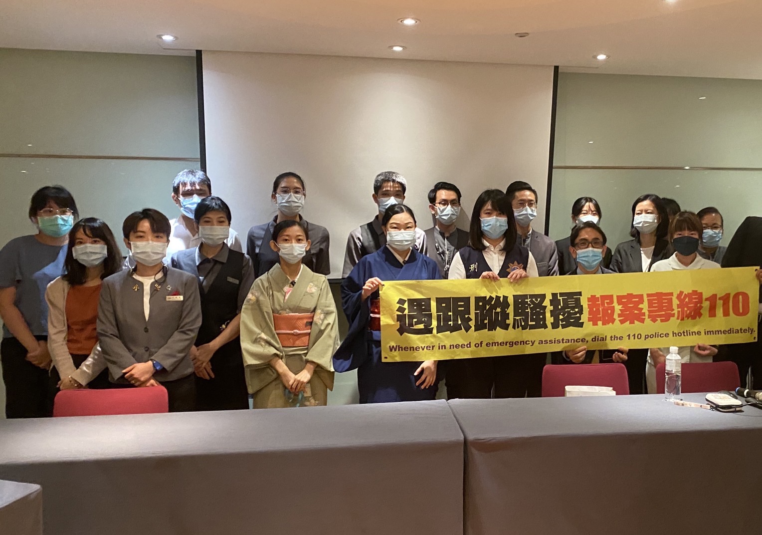 圖片說明：111年10月4日北市婦幼隊員警至JR東日本飯店宣導跟蹤騷擾防制情形。（記者楊國域翻攝）