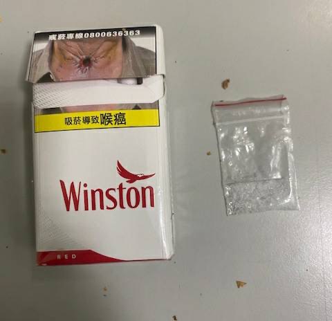 遭毒鴛鴦丟包之毒菸盒。（記者徐煜勝翻攝）