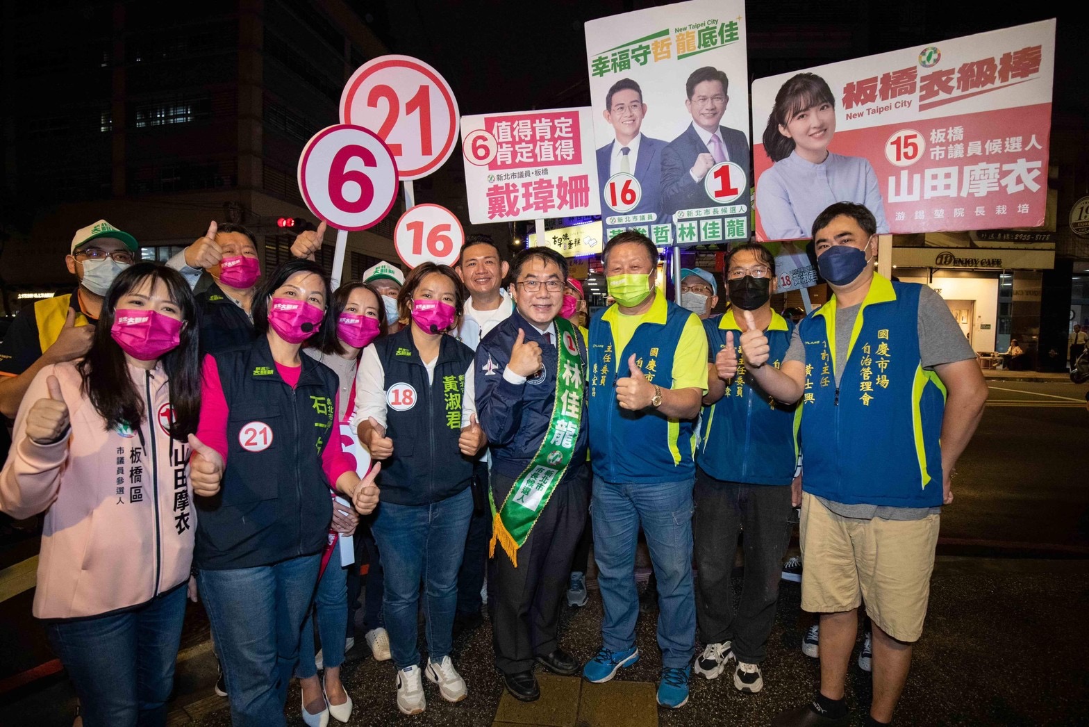 圖片說明：林佳龍居隔期間，黃偉哲北上助選當分身。（圖/黃偉哲連任勝選總部提供）