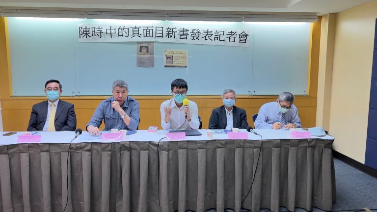 圖片說明：新黨輿情中心主任季節(中)《陳時中的真面目》新書發表，前衛生署長楊志良(右2)、新黨主席吳成典(左1 )、孫文學校總校長張亞中(左2)、前國民黨國發院院長林忠山(右1)等均現身出席。(記者楊國域攝)