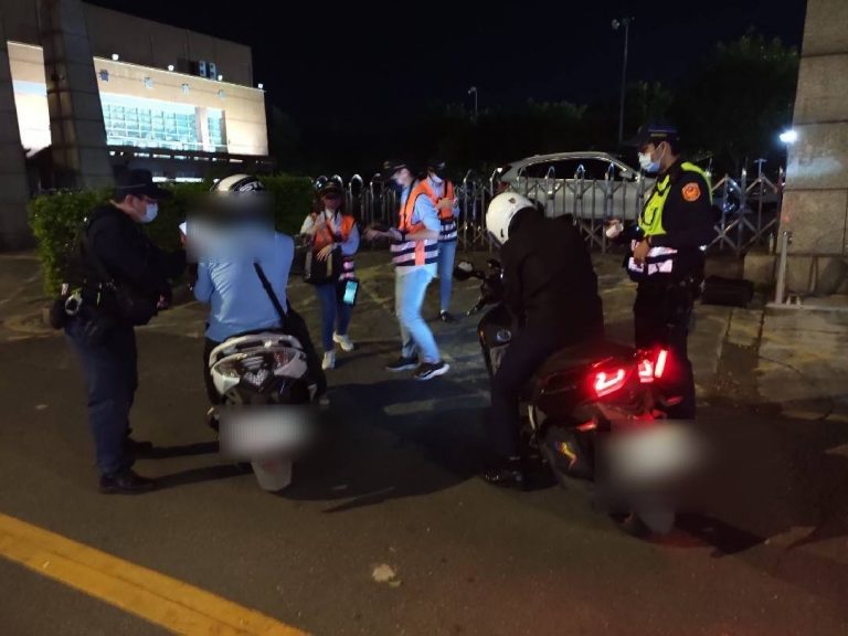 圖片說明：板警與板橋監理站人員特別規劃專案勤務，取締臨檢非法改裝車。（記者戴昱弘翻攝）