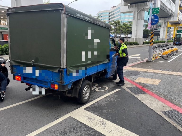 中和警於無號誌路口加強巡邏。(記者徐煜勝翻攝)