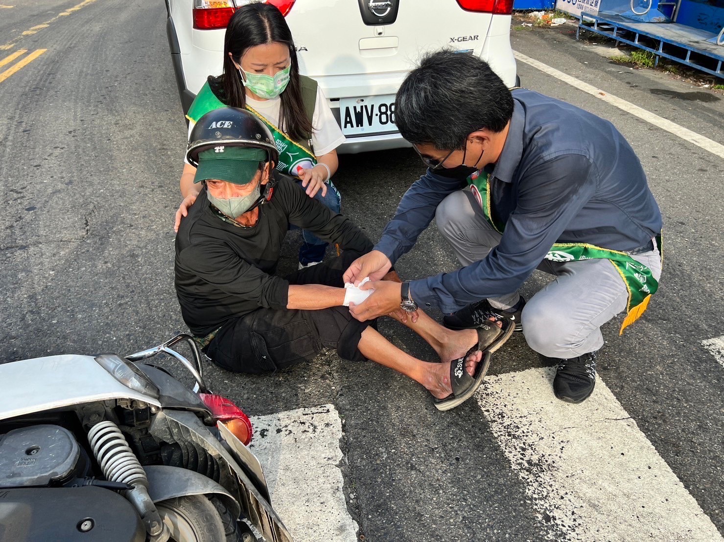 圖片說明:劉建國表示,看見有民眾發生事故,就立即上前關心,並未思考太多。(記者李慕妍翻攝)
