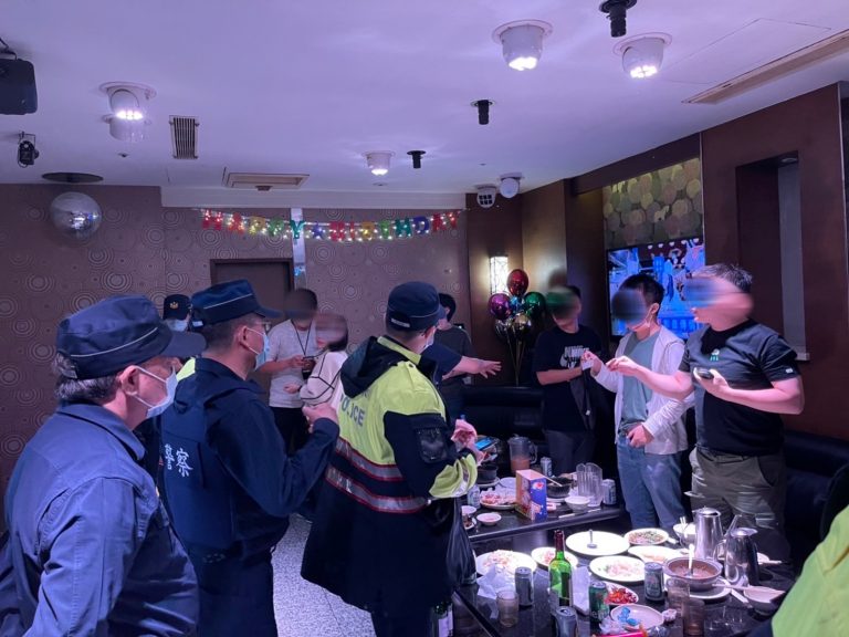 圖片說明：板橋警針對轄區內治安熱點實施擴大臨檢。（記者戴昱弘翻攝）