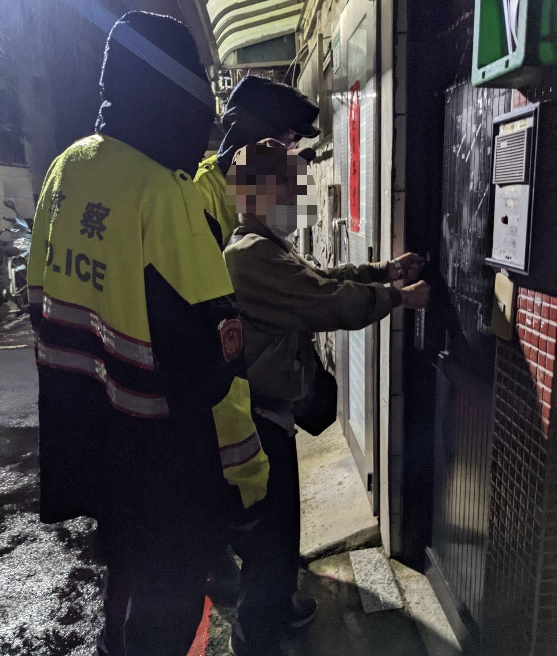 圖片說明：文二警深夜送失智長者返回大安區住家。（記者楊國域翻攝）