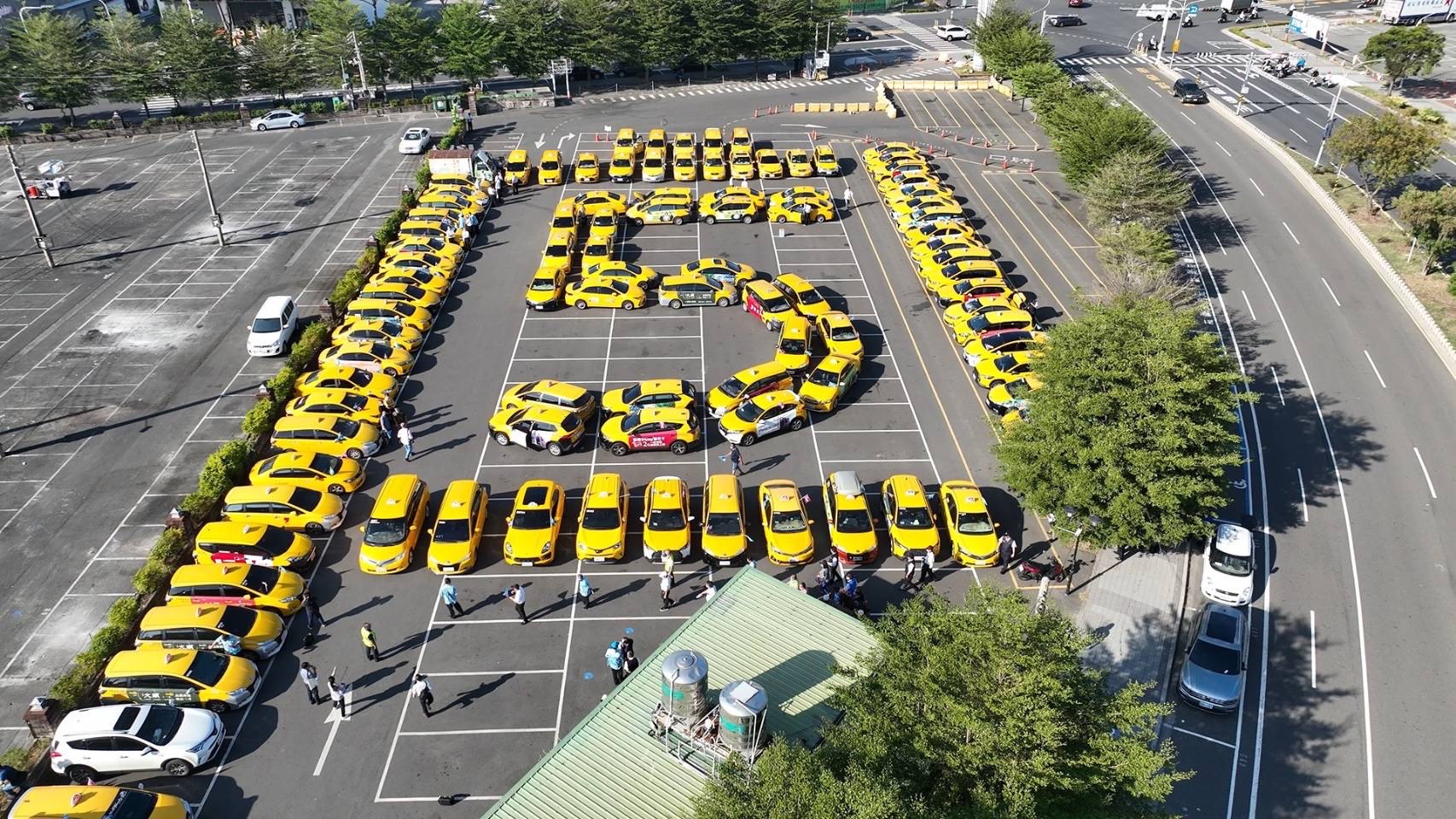 圖片說明：後援會匯聚台南市各大車隊到場，並以百輛計程車排出競選號次「5」力挺黃偉哲。（圖/翻攝自黃偉哲競總） 