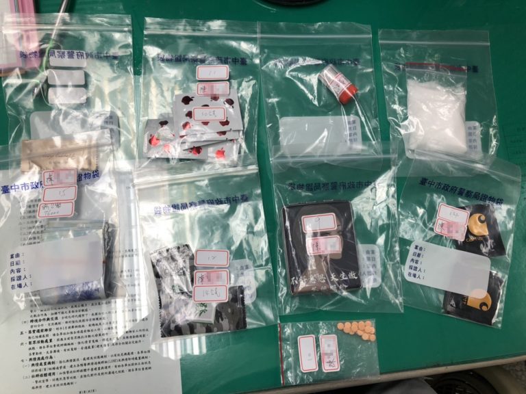 圖片說明：中市刑大偵四隊前破獲販毒現場破獲販毒案，現場起出愷他命、毒品咖啡包及不法所得新臺幣7萬餘元等贓證物。 (記者林㤈輝翻攝)