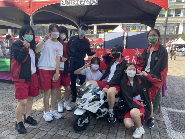 圖片說明：士林分局為加強高中生交通安全觀念，特別於校慶當日設攤宣導。(記者林艷林翻攝)