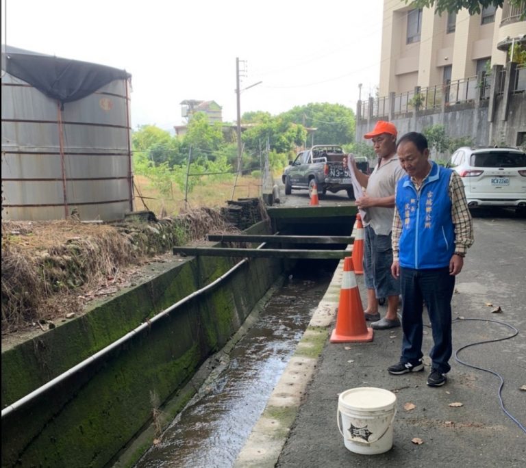 圖片說明：古坑鄉長沈勝騰視察永光國小後方大排水溝加蓋工程。（記者宋紹誠翻攝）