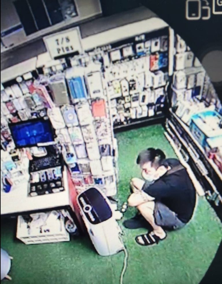 陳嫌利用捷運站商家打烊無人看管時,直接侵入店內竊取店內現金。(記者徐煜勝翻攝)