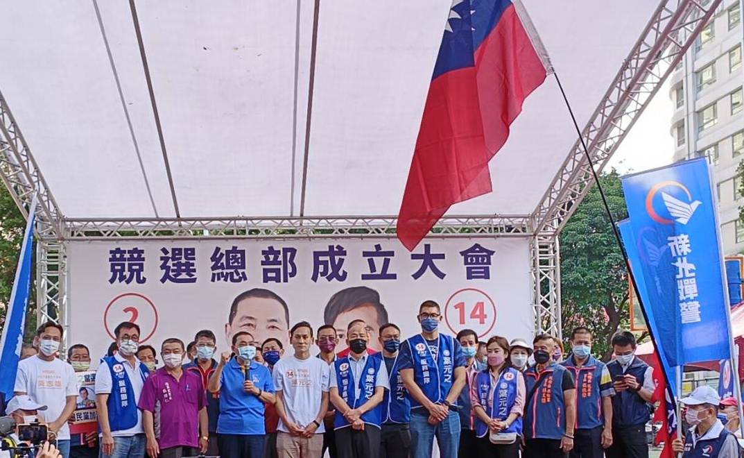 圖片說明:新北市長侯友宜現身力挺同黨市議員候選人葉元之,和韓國瑜兩人難得再同框。(記者 包克明攝)