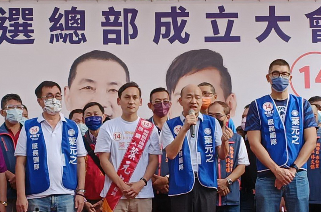 圖片說明:人親土親!韓國瑜表示,自己是板橋國小畢業。並當場現獻唱板橋國小校歌。(記者 包克明攝)