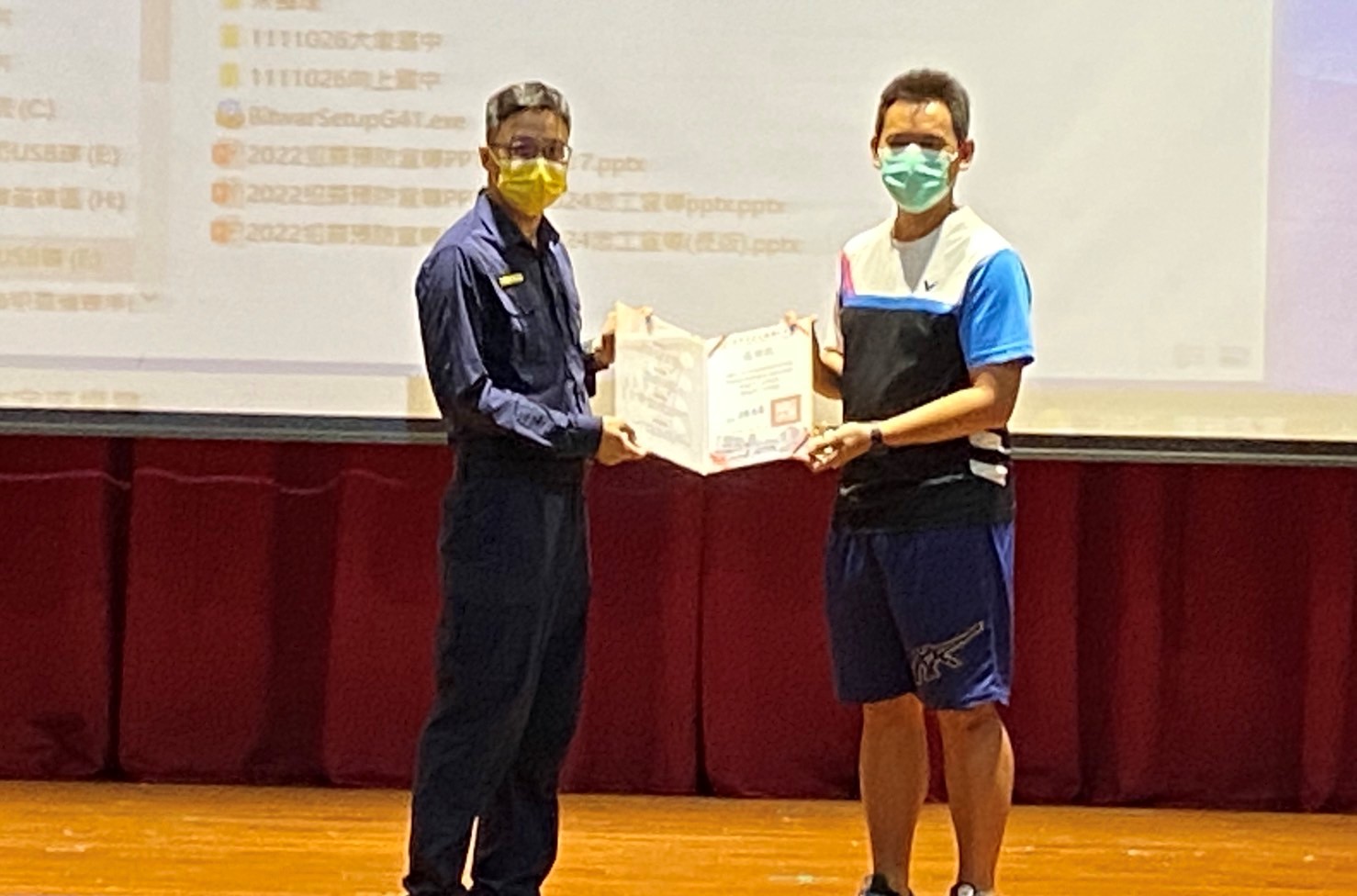 圖片說明：中市警四分局黎明派出所長王凱政特親至中市南屯區大墩國民小學演講，針對「交通安全」、「反毒」、「反詐欺」、「反霸凌」等交通及犯罪預防宣導議題。(記者謝榮浤翻攝)