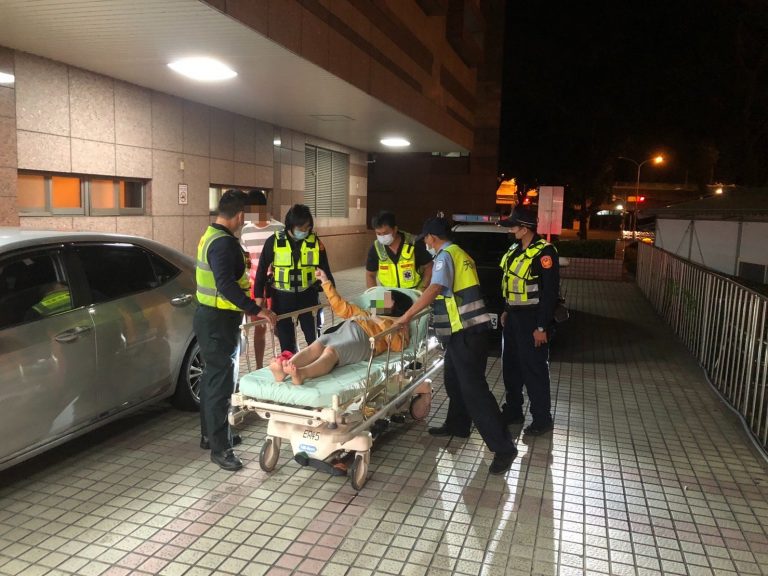 圖片說明：中市警四分局南屯派出所日前助羊水破了的蘇姓孕婦開道前往醫院接生。(記者謝榮浤翻攝)