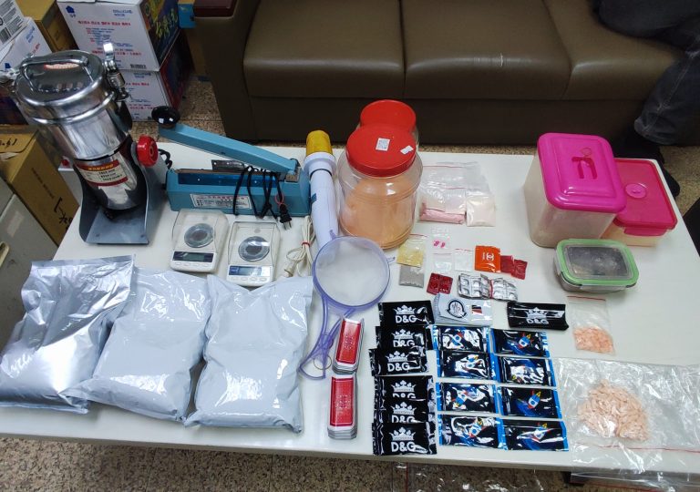 圖片說明：中市警刑事警察大隊查獲毒品扣非他命、毒咖啡包、一粒眠粉末、一粒眠顆粒、一粒眠藥丸等，犯嫌依違反毒品危害防制條例罪嫌提起公訴。(記者林㤈輝翻攝)