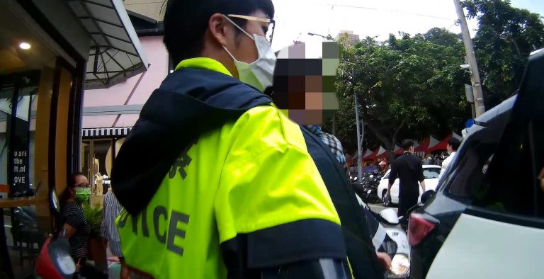 圖片說明：中市警一分局公益派出所員警日前助台中市民廣場走失三歲的女童返家。(記者謝榮浤翻攝)