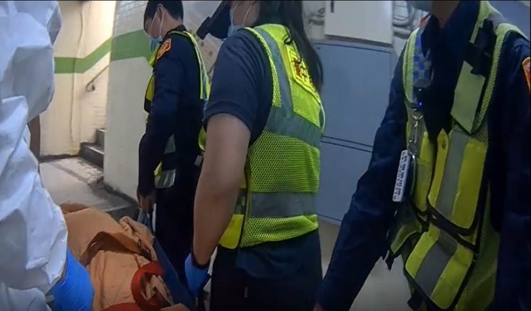 臺中市政府警察局第一分局警消日前協助身體不適受困地下道中年男子就醫。(記者謝榮浤翻攝)