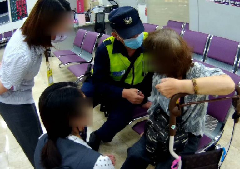 圖片說明：臺中市政府警察局第一分局成功阻詐成功守住民眾血汗錢。(記者謝榮浤翻攝)