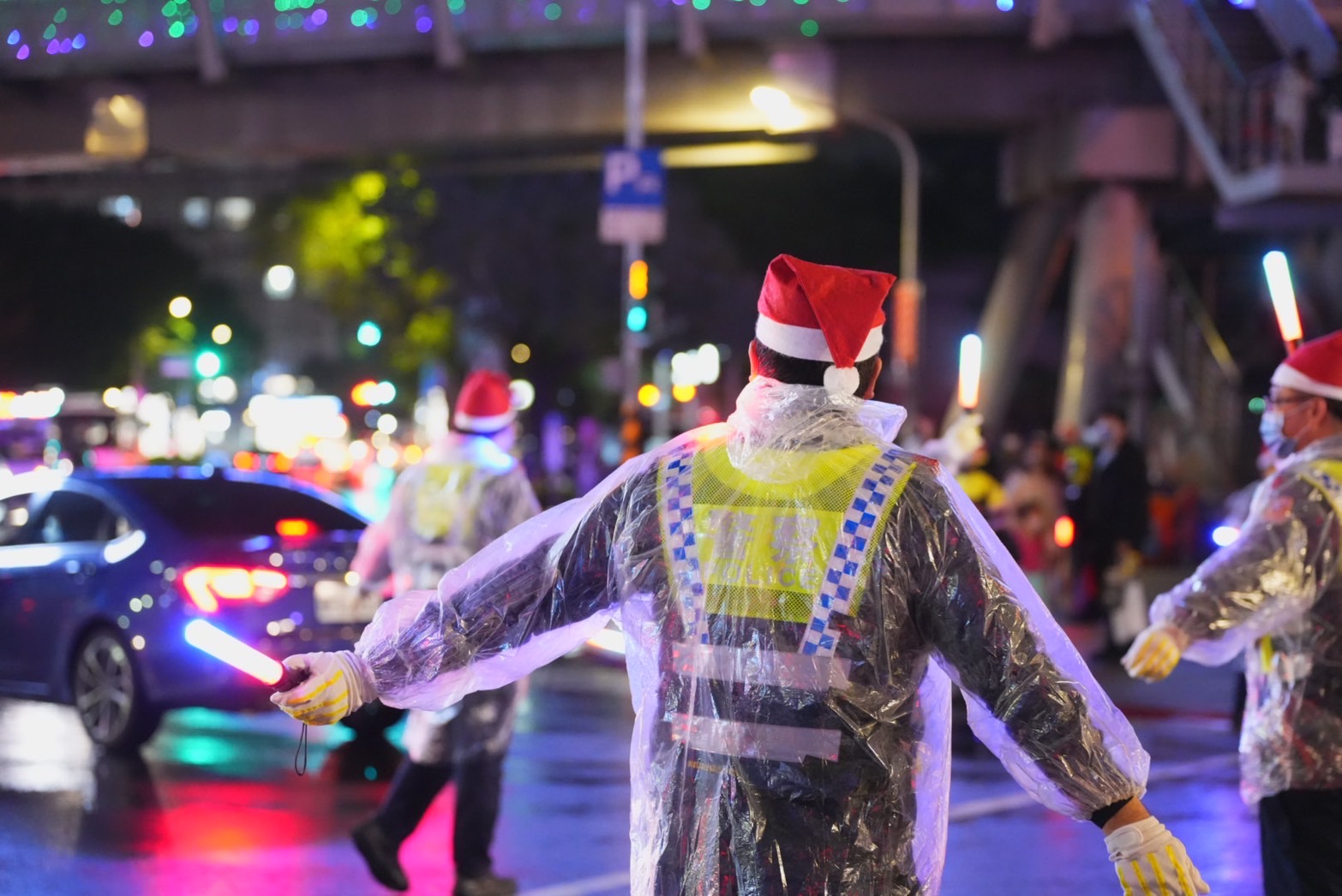 新北市警察局內勤富有經驗的資深官警出馬，組成「聖誕DJ警官隊」加入維安及交通疏導。（記者楊國域翻攝）