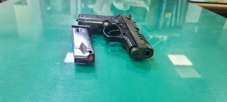 嫌犯做案用槍枝。(記者徐煜勝翻攝)