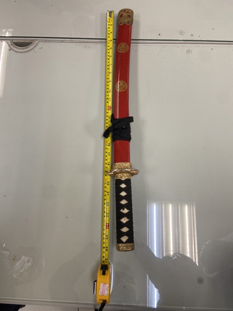 中和警於犯嫌車上搜出武士刀。(記者徐煜勝翻攝)