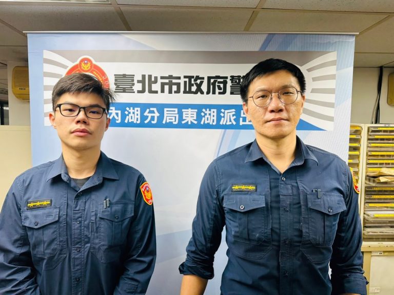 內湖分局東湖派出所警員葉思宏(左)、謝東諭(右)。(記者宋紹誠翻攝)