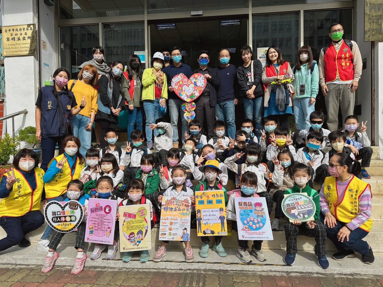 日前惠文國小至中市警四分局南屯區黎明派出所參訪並高歌歡唱感謝員警日以繼夜地守護，讓這個世界變得更美麗。(圖/記者謝榮浤翻攝) 