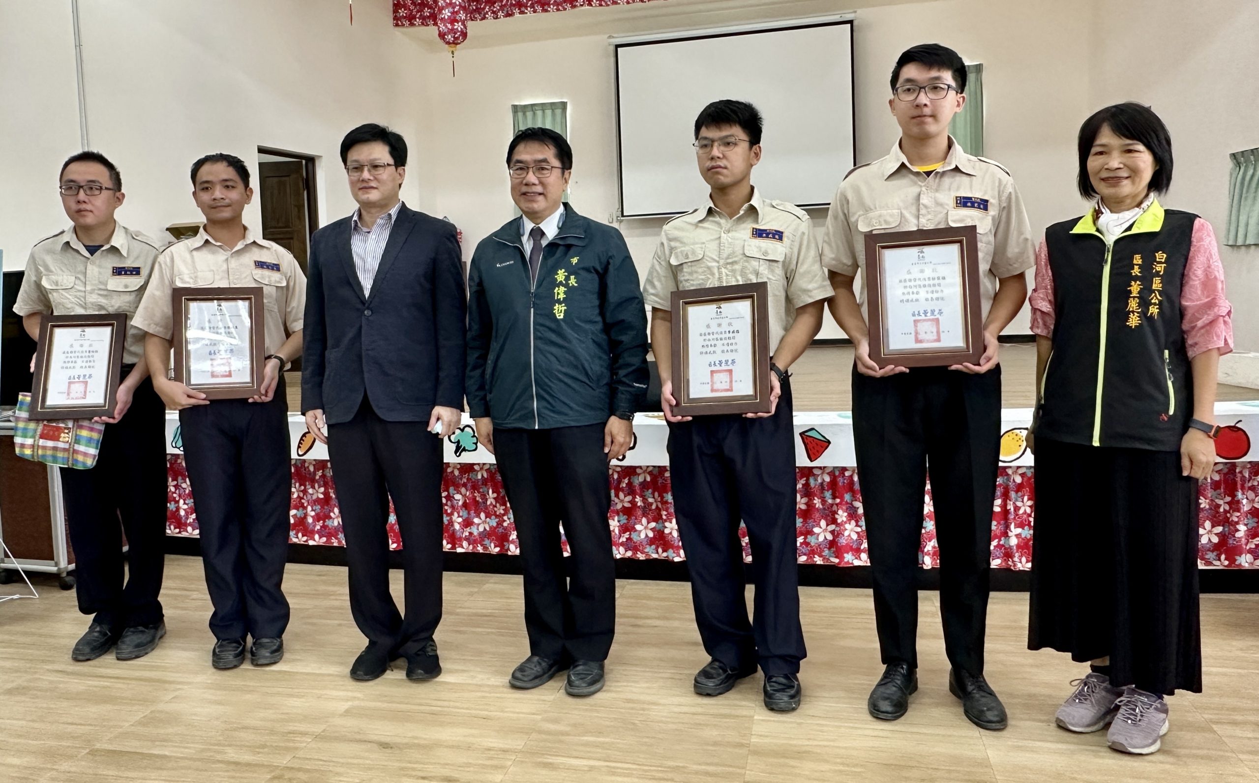 台南巿長黃偉哲（中）、役政署副署長徐健麟（左三）與四位替代役男合影。（記者李慕妍翻攝）