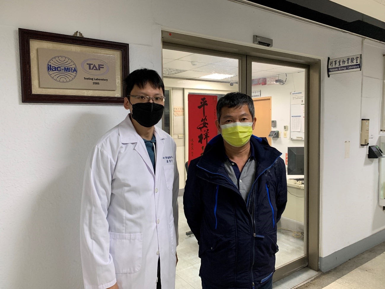 鑑識中心警務正蘇愷安(左)助無名骸骨找到回家路。(記者廖敏秀翻攝)
