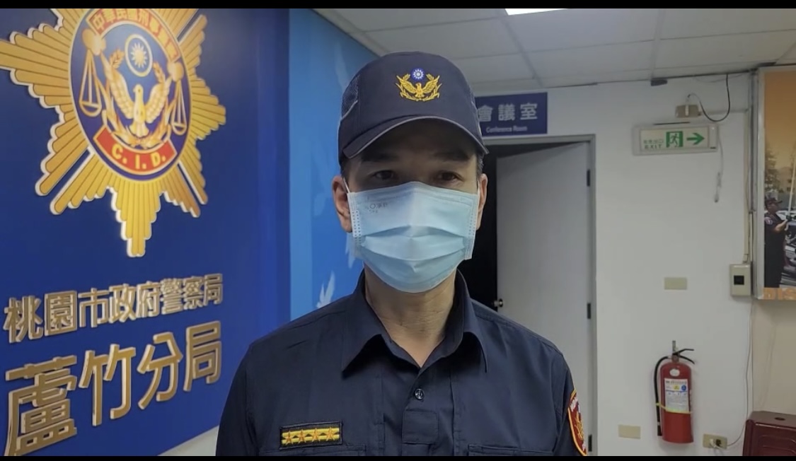 蘆竹分局副分局長江慶斌說明案情畫面。(記者楊國域翻攝)