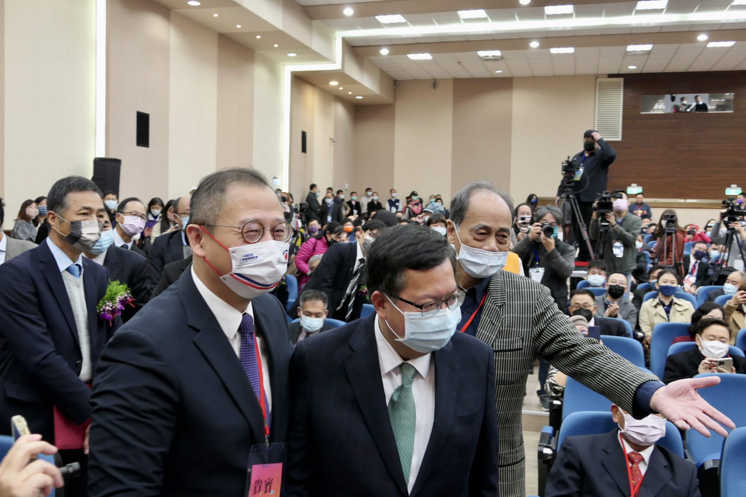 卸任市長鄭文燦(中)到場恭喜張善政獲得市民的信賴與託付。(記者馬治薇攝)