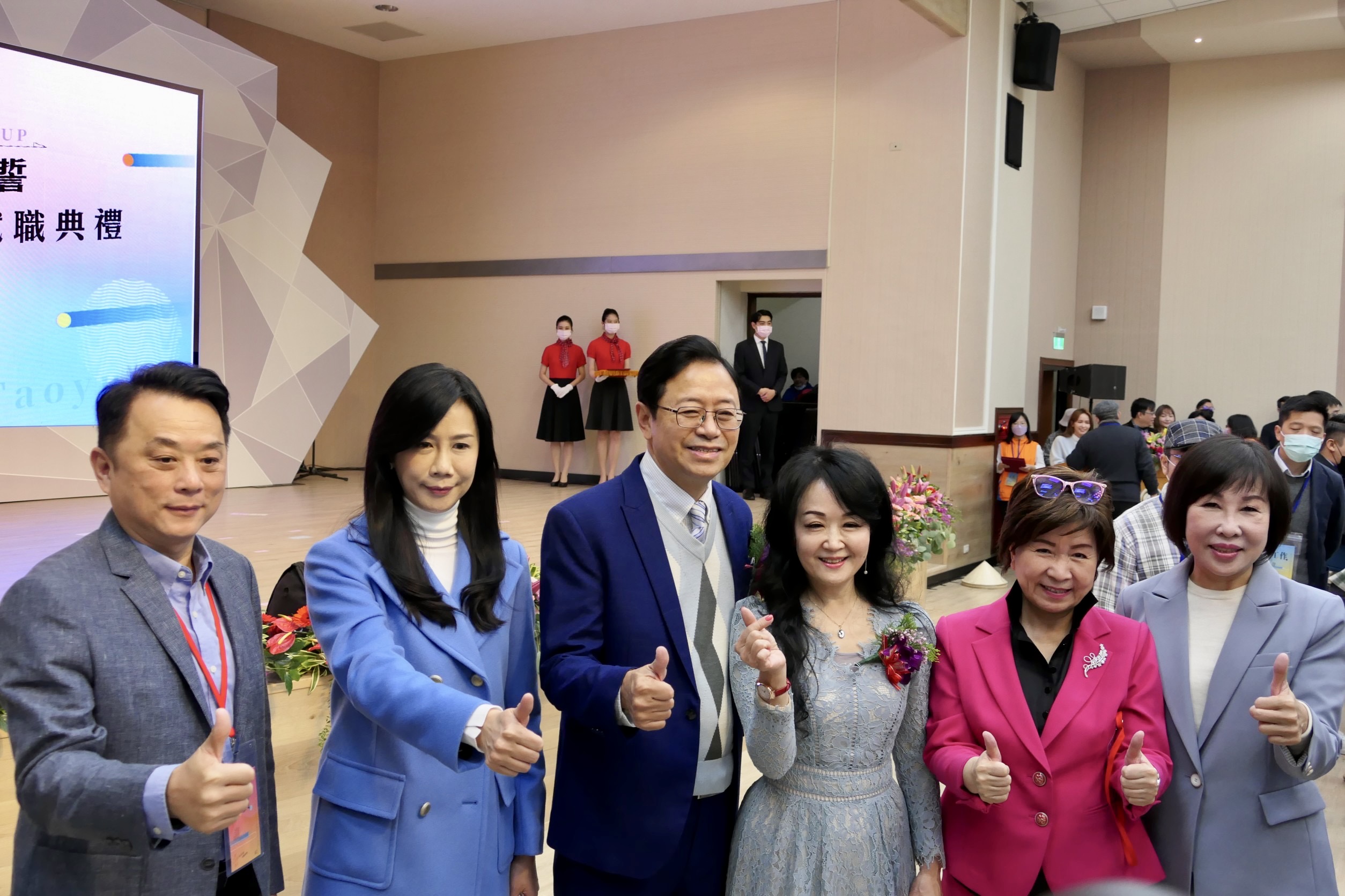 巿長張善政與夫人張琦雅一進典禮現場就受到熱烈歡迎,立委魯明哲、萬美玲、巿長張善政、巿長夫人張琦雅、立委張育美、呂玉玲合影(從左至右)。(記者馬治薇攝)