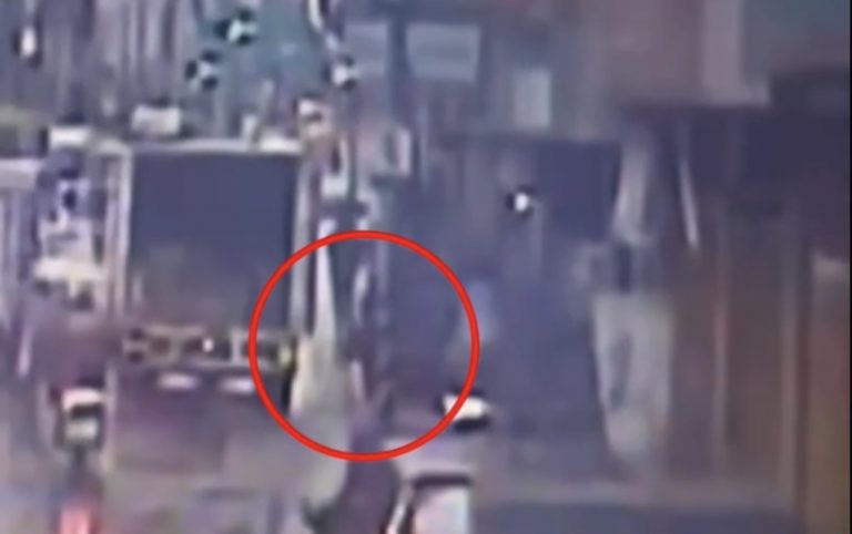 車上副駕的背包手機遭竊。（記者戴昱弘翻攝）