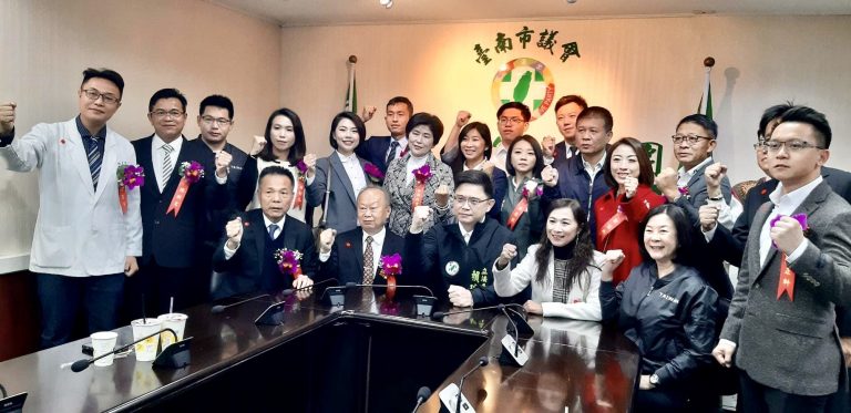 民進黨中評會主委賴瑞隆表示，感謝所有黨籍議員，共同團結一致投票。（圖/翻攝自賴瑞隆臉書）