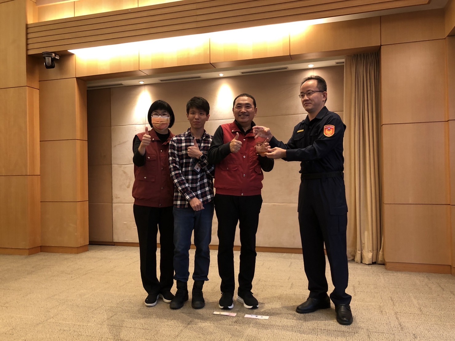 新北社會局長張錦麗及警察局婦幼隊在市政府議會將「第十屆保護服務網絡之承諾與行動─菁網獎」獻給市長侯友宜。(記者楊國域翻攝)