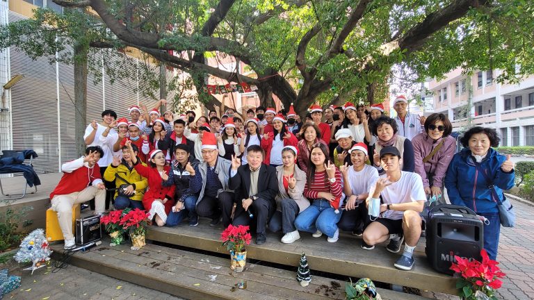 耶誕節前夕菲律賓外籍生以快閃的方式在校園使用中、英、菲三種語言唱起耶誕歌耶誕氣氛充滿校園。(圖/記者謝榮浤翻攝)