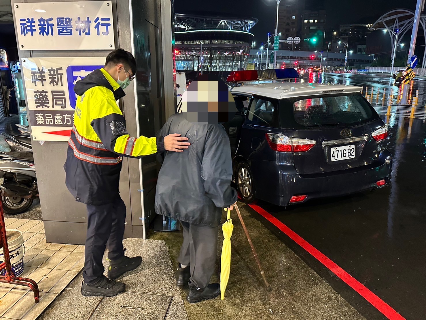 基警蔡俊穎暖心駕駛巡邏車協助老翁回家。（記者徐煜勝翻攝）