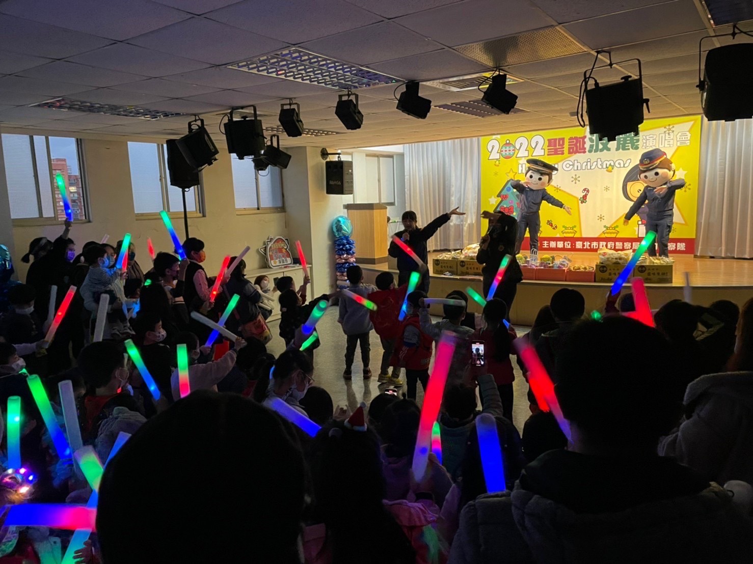 臺北市政府警察局婦幼警察隊舉辦「2022聖誕波麗演唱會」， 開場由警察娃娃唱跳表演兒童安全歌曲。（記者楊國域翻攝）
