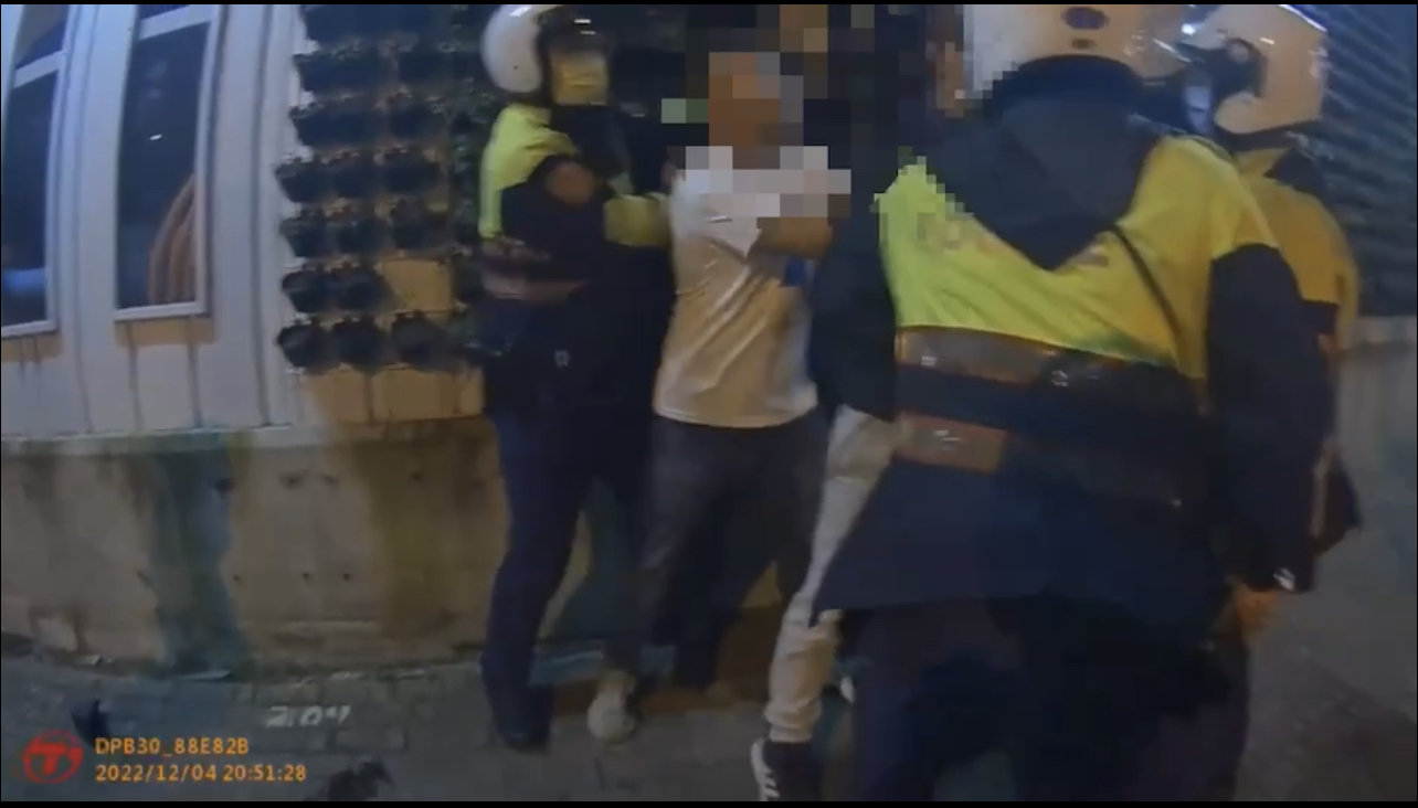 陣頭成員與警方發生推擠。（記者戴昱弘翻攝）