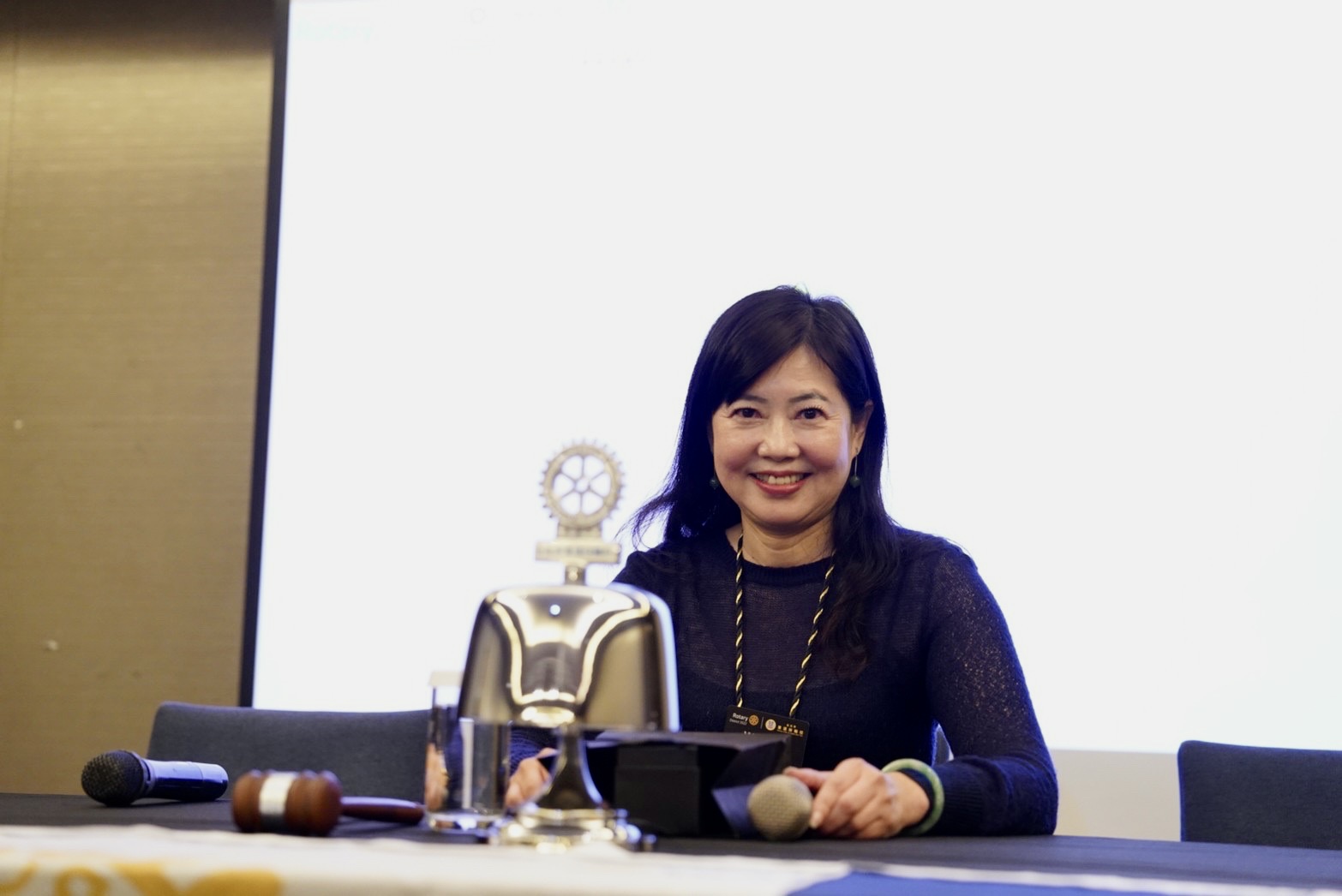 東道扶輪社社長游文玫為專業藝術品拍賣官，有「拍賣女王」之稱。（圖/東道扶輪社提供）