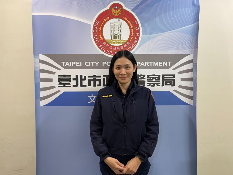 文山第一分局警員郭沛玟循線鎖定竊嫌身分成功發還雨傘物歸原主。（記者楊國域翻攝）