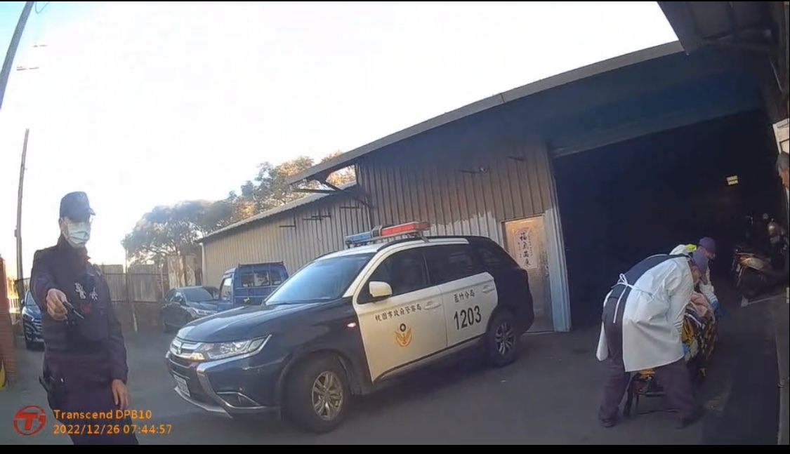 大竹所副所長吳宗翰及警員蔡政佳接獲民眾報案稱聽到有人呼救，立即趕往現場。（記者楊國域翻攝）