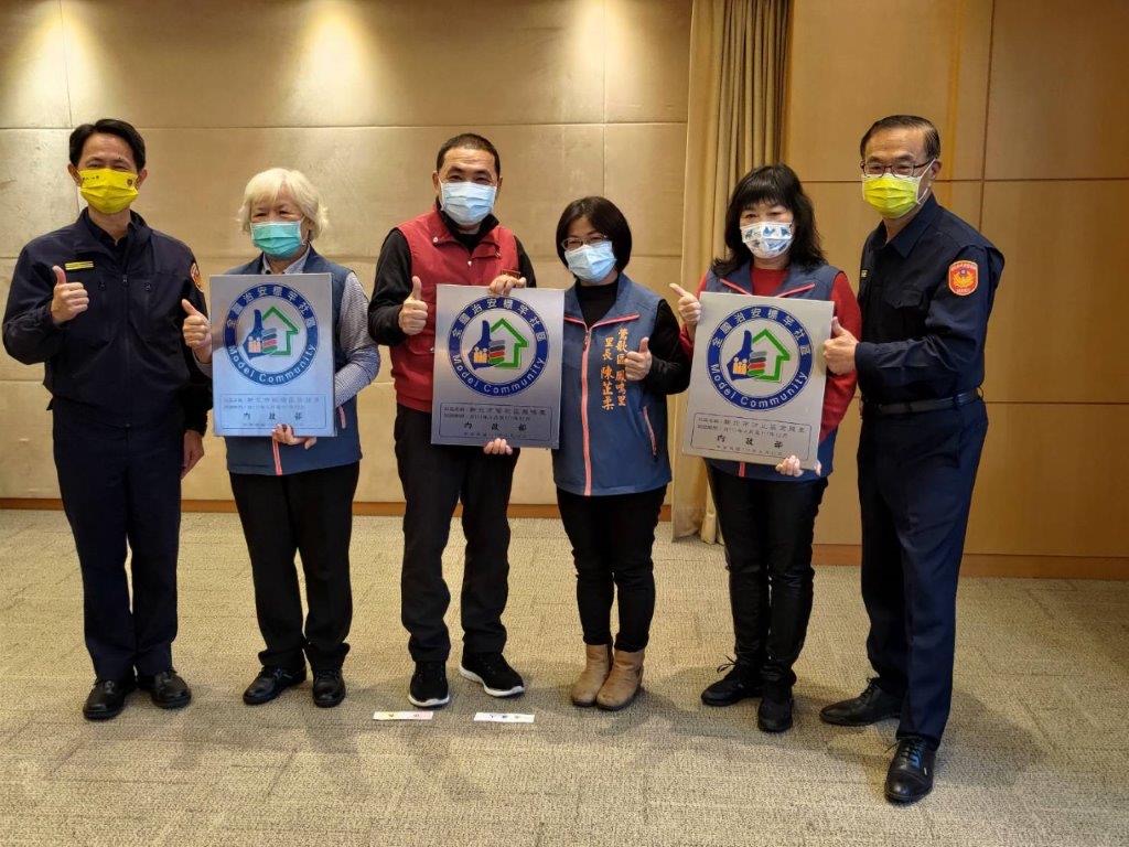 侯友宜市長於市政會議頒發內政部111年「社區治安─標竿社區」認證標章。(記者楊國域翻攝)