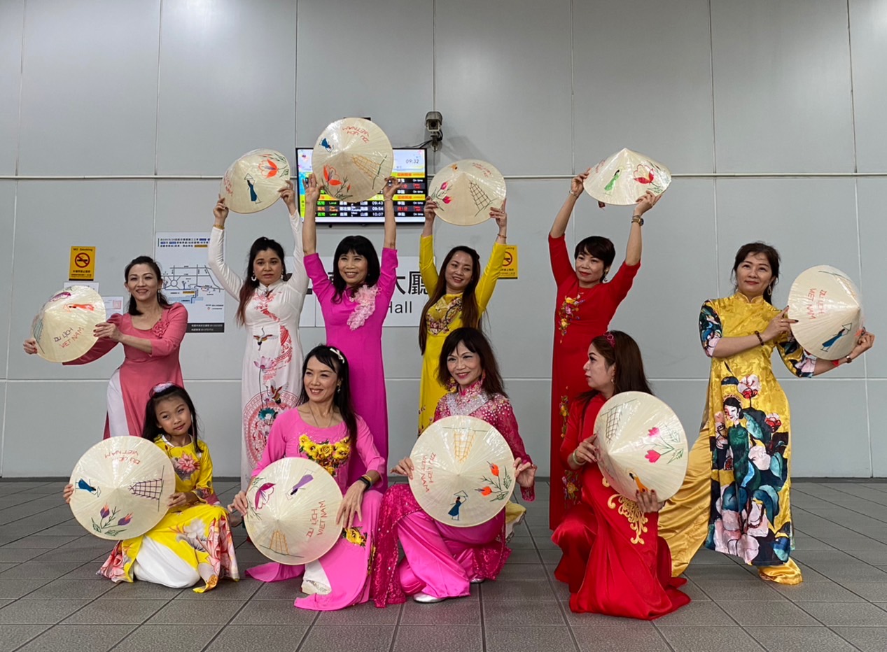 為宣傳12/10移民節，桃園市新移民女性關懷協會在桃園火車站快閃越南斗笠舞。（記者宋紹誠翻攝）