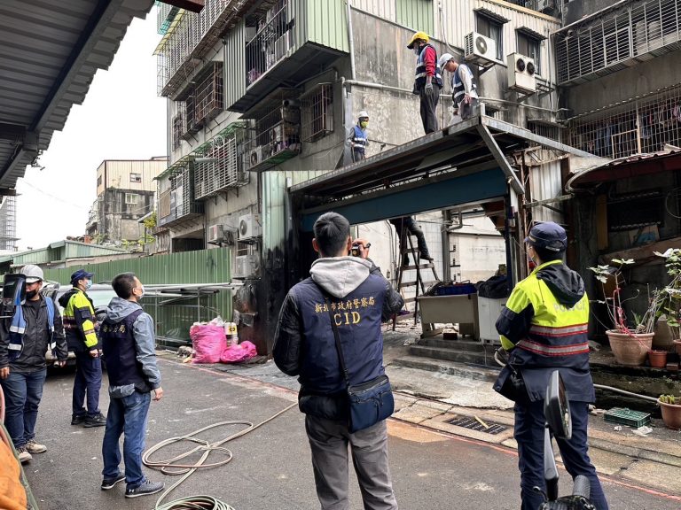 海山警與新北市府工務局、拆除隊聯合稽查，拆除隱身違建鐵皮屋內的職業賭場。（記者戴昱弘翻攝）