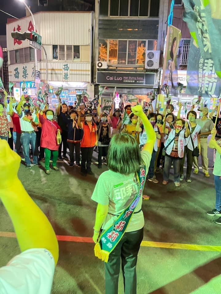 議員邱莉莉成功七連霸有賴鄉親支持。(圖/翻攝自邱莉莉臉書)